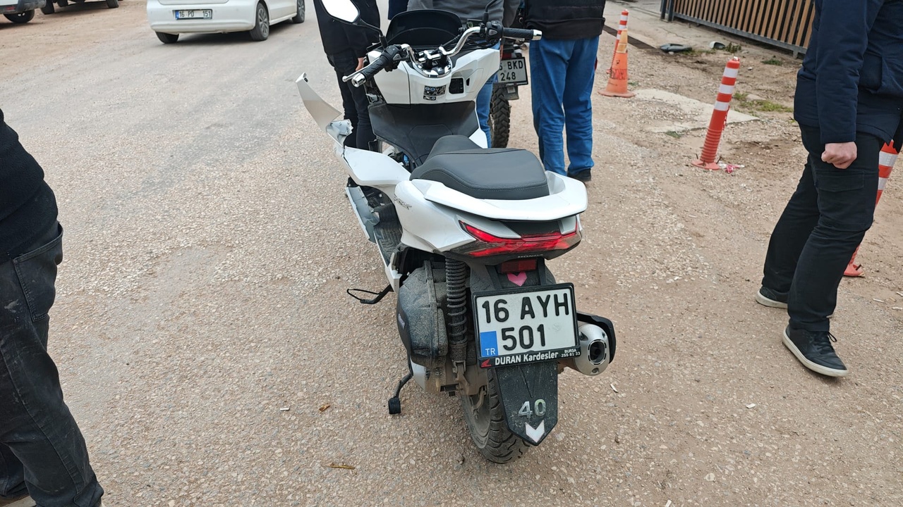 Bursa'da İki Otomobilin Çarpışması Sonrası Zincirleme Kaza: 4 Kişi Yaralandı