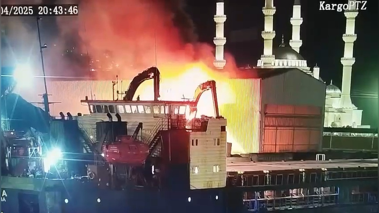 Limandaki Vinç Yangında Hasar Görerek İşlevsiz Kaldı