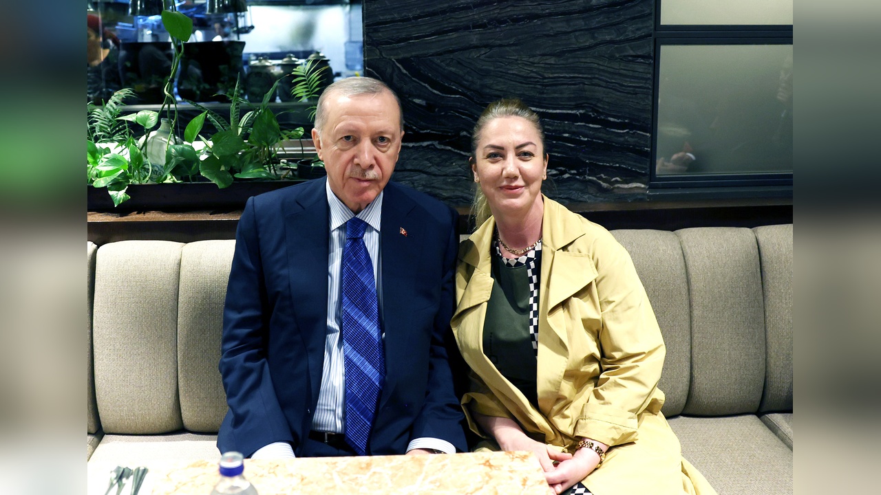 Cumhurbaşkanı Erdoğan, Kafede Vatandaşlarla Samimi Sohbetler Gerçekleştirdi
