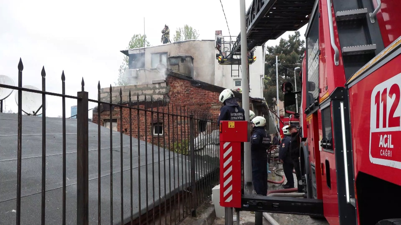 Ortaköy'de İki Katlı Binada Çıkan Yangın Söndürüldü