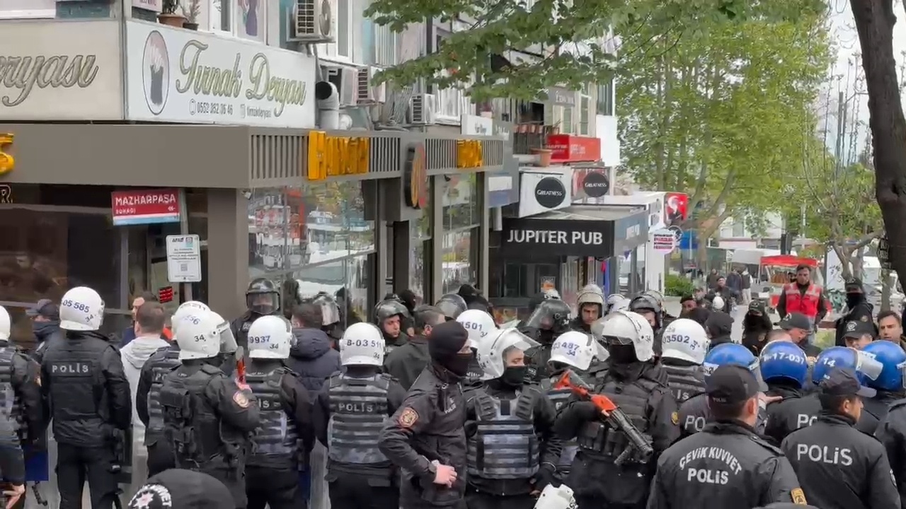 Beşiktaş Taraftarlarının Taksim Yürüyüşü Polis Engeline Takıldı