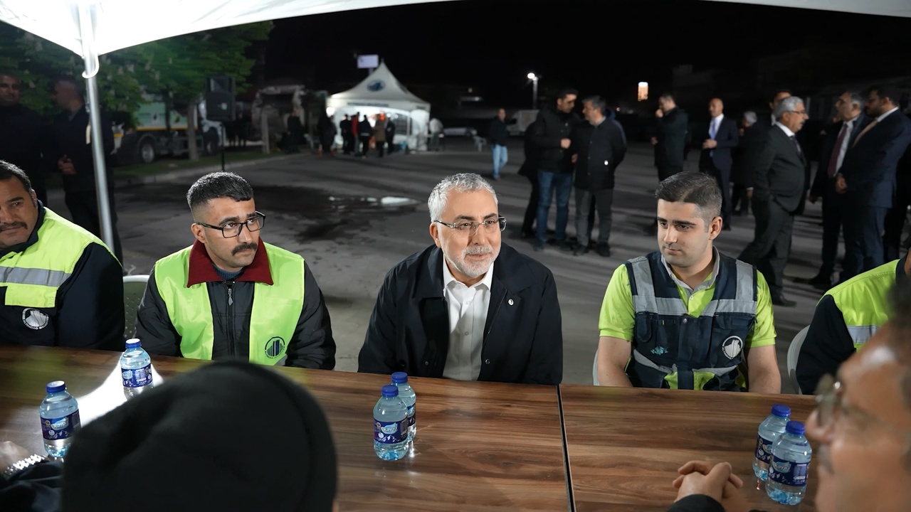 Bakan Işıkhan İşçilerle Bir Araya Gelerek Taleplerini Dinledi