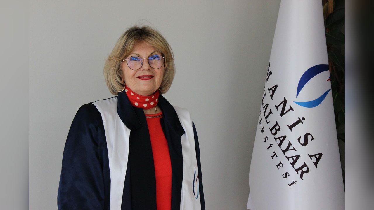 72 Yaşında Doktora Başarısı: 40 Yıl Aradan Sonra Üniversiteye Dönüş