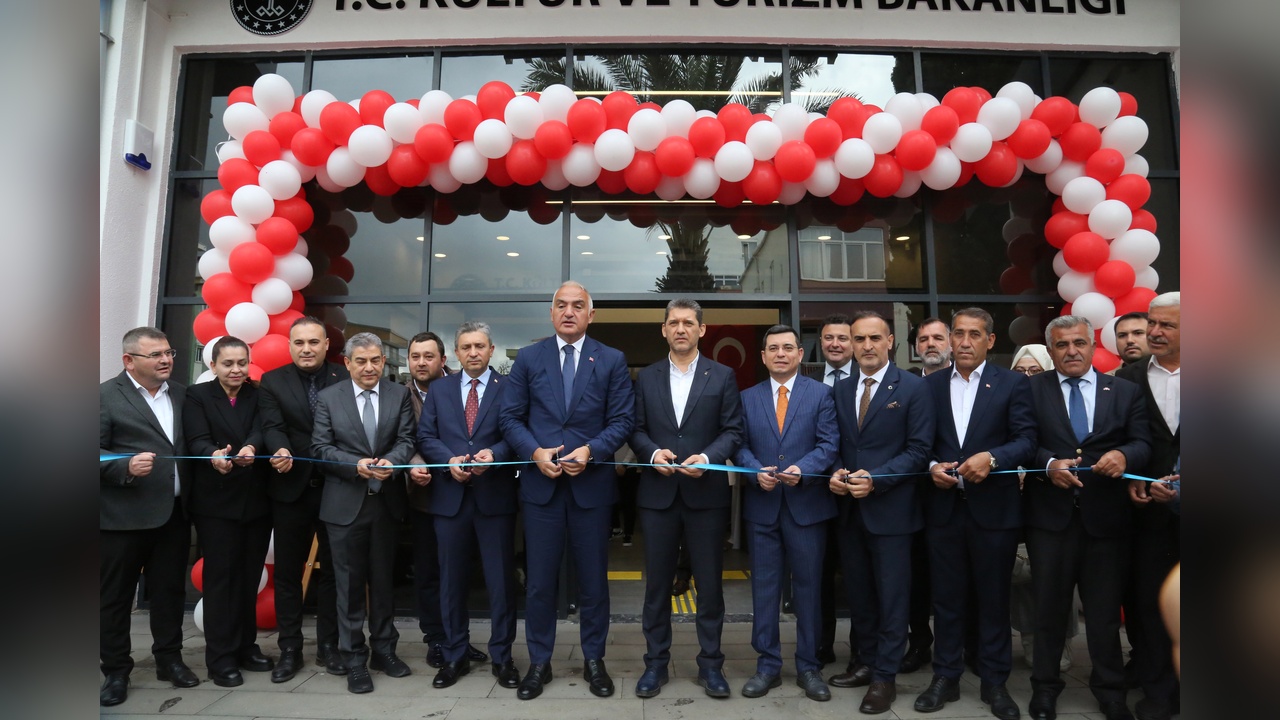 Bakan Ersoy, Metruk Binayı Modern Kütüphaneye Dönüştürdü