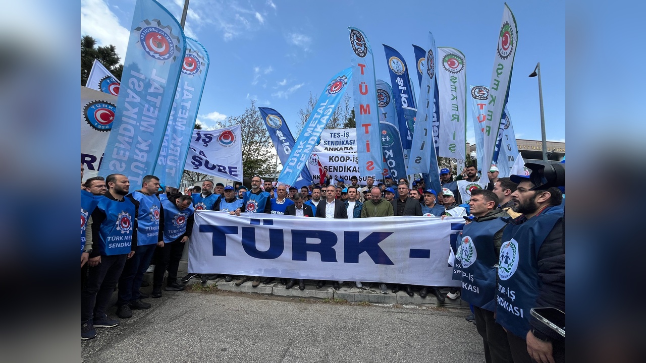 TÜRK-İŞ, Bakanlık Önünde 1 Mayıs İşçi Bayramı'nı Kutladı