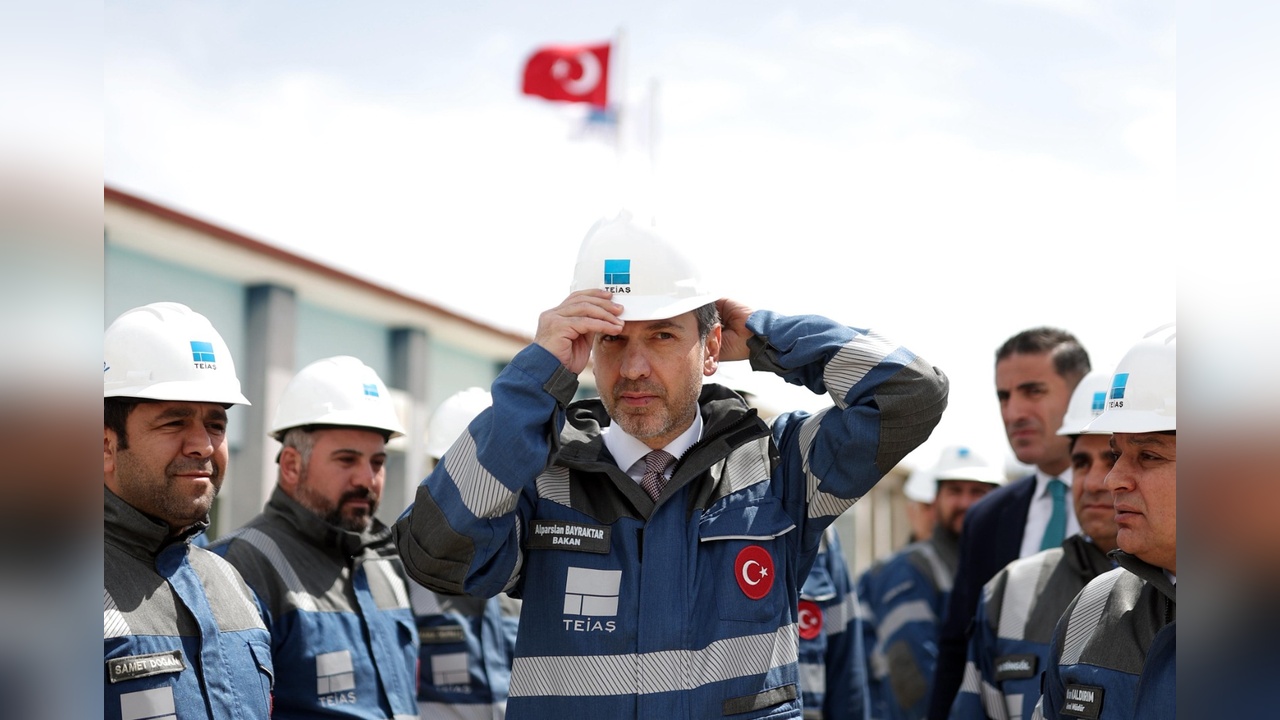 Bakan Bayraktar: Türkiye'nin Elektrik Dağıtım Hatlarında Sorun Yaşanmıyor