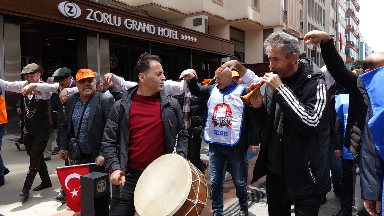 Trabzon’da 1 Mayıs Emek ve Dayanışma Günü Horonla Coşkuyla Kutlandı