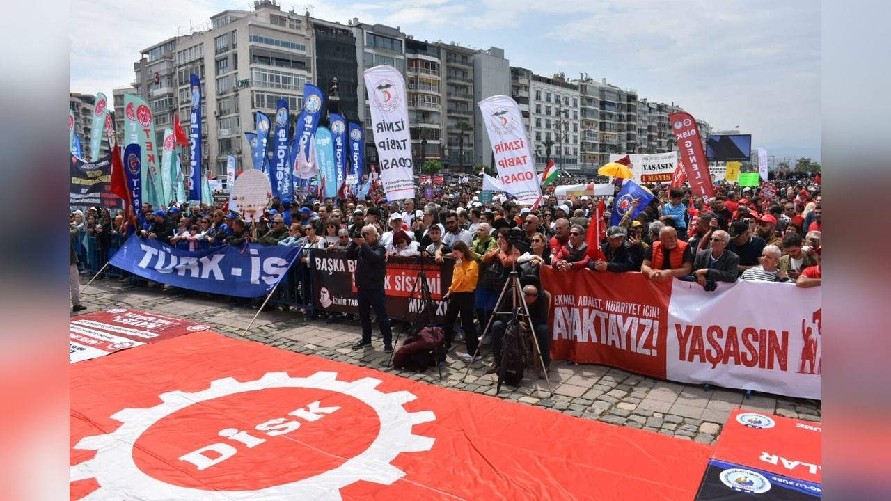 İzmir'de 1 Mayıs Emek ve Dayanışma Günü Coşkuyla Kutlandı
