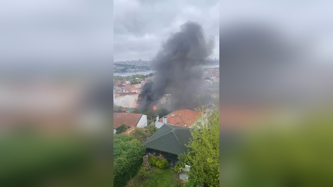 Fatih'te Üç Gecekondu Alevlere Teslim Oldu
