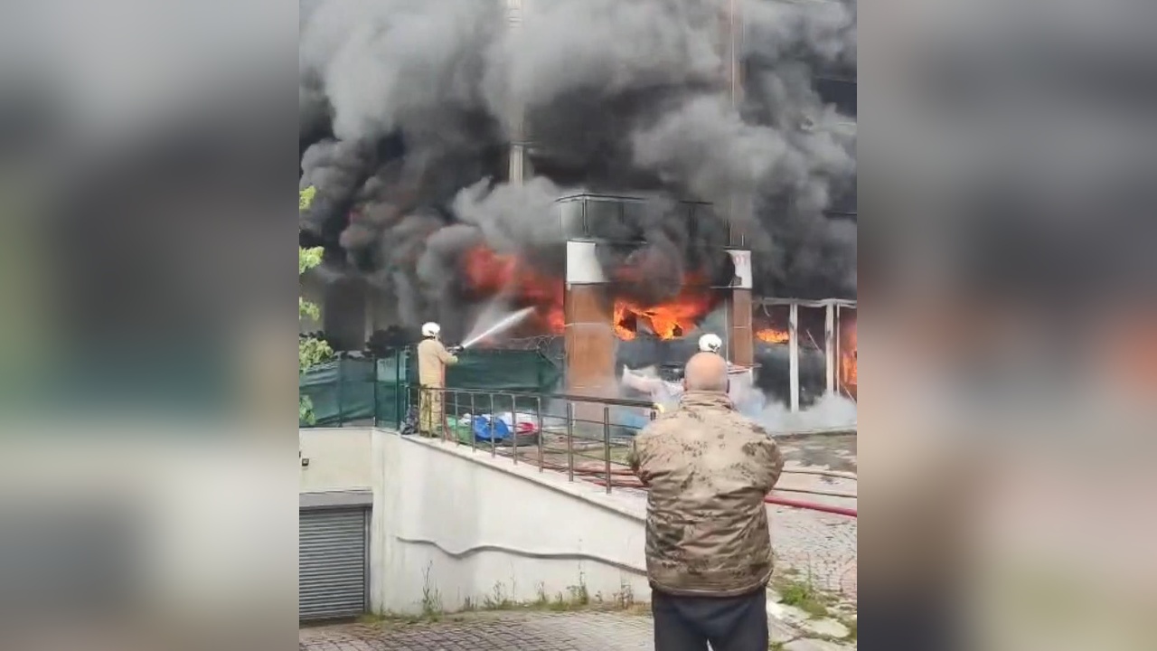 Pendik'te İş Yerinde Çıkan Yangın Korkuttu