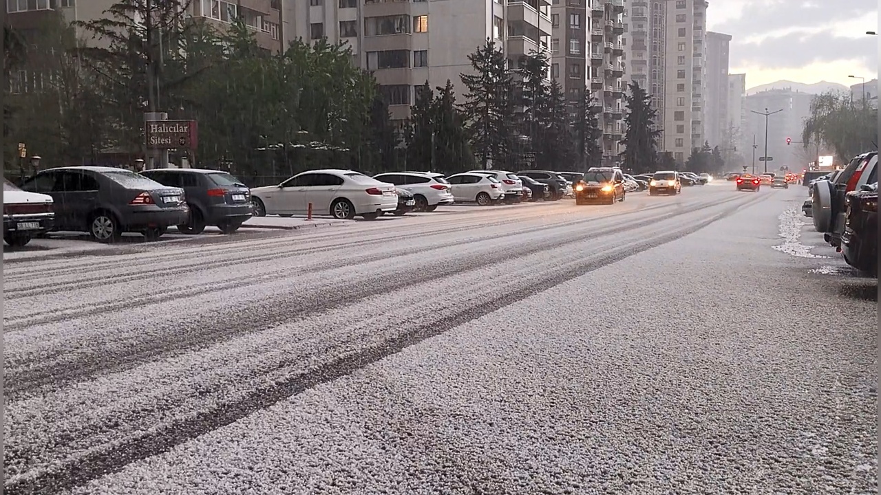 Kayseri'de Şiddetli Dolu ve Sağanak Yağış Hayatı Olumsuz Etkiledi