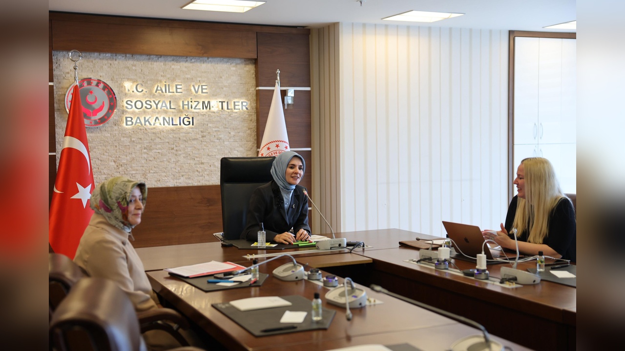 Bakan Göktaş, Üniversite Öğrencilerinin 'Koruyucu Aile' Projesine Destek Verdi