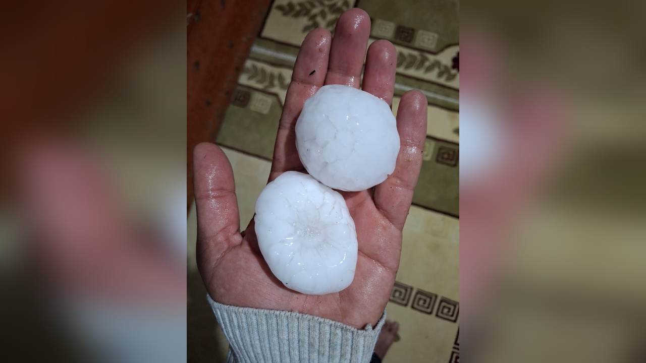 Diyarbakır'da Ceviz Büyüklüğünde Dolu Yağışı Etkili Oldu