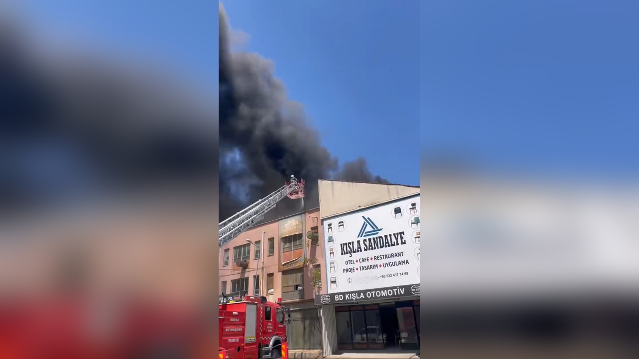 Bursa'da Mobilya İmalathanesinin Çatı Katında Çıkan Yangın Korkuttu
