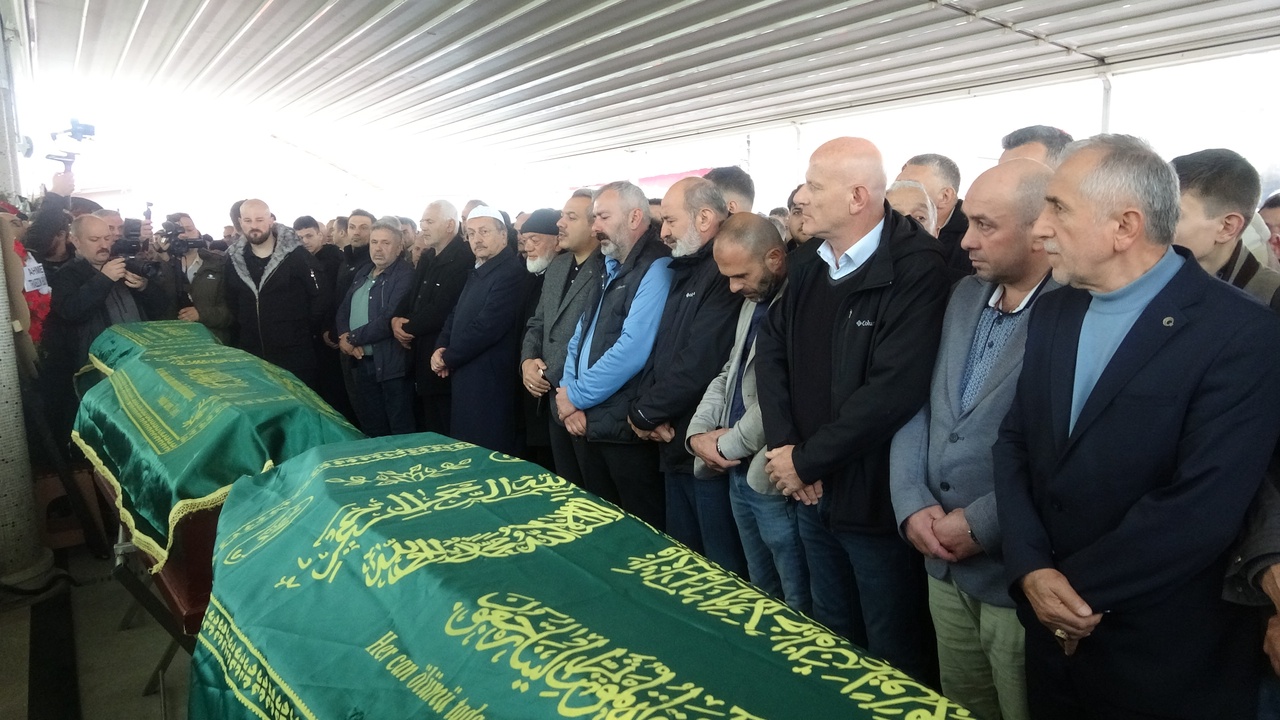 Fransa'da Yangında Hayatını Kaybeden Üç Kardeş Toprağa Verildi
