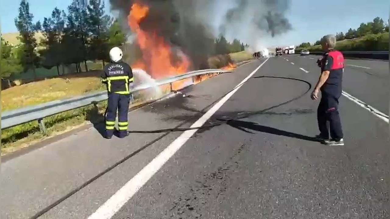 Şanlıurfa'da Akaryakıt Yüklü Tanker Devrildi, Yangın Çıktı