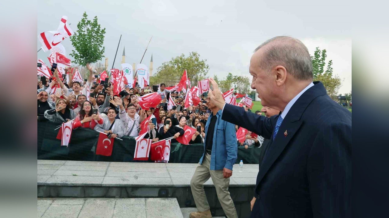 Cumhurbaşkanı Erdoğan KKTC Ziyaretinde Yoğun İlgiyle Karşılandı