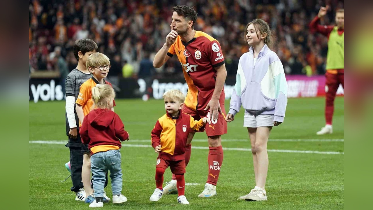 Galatasaray’da Mertens ve Muslera Maç Sonrası Üçlü Poz Verdi