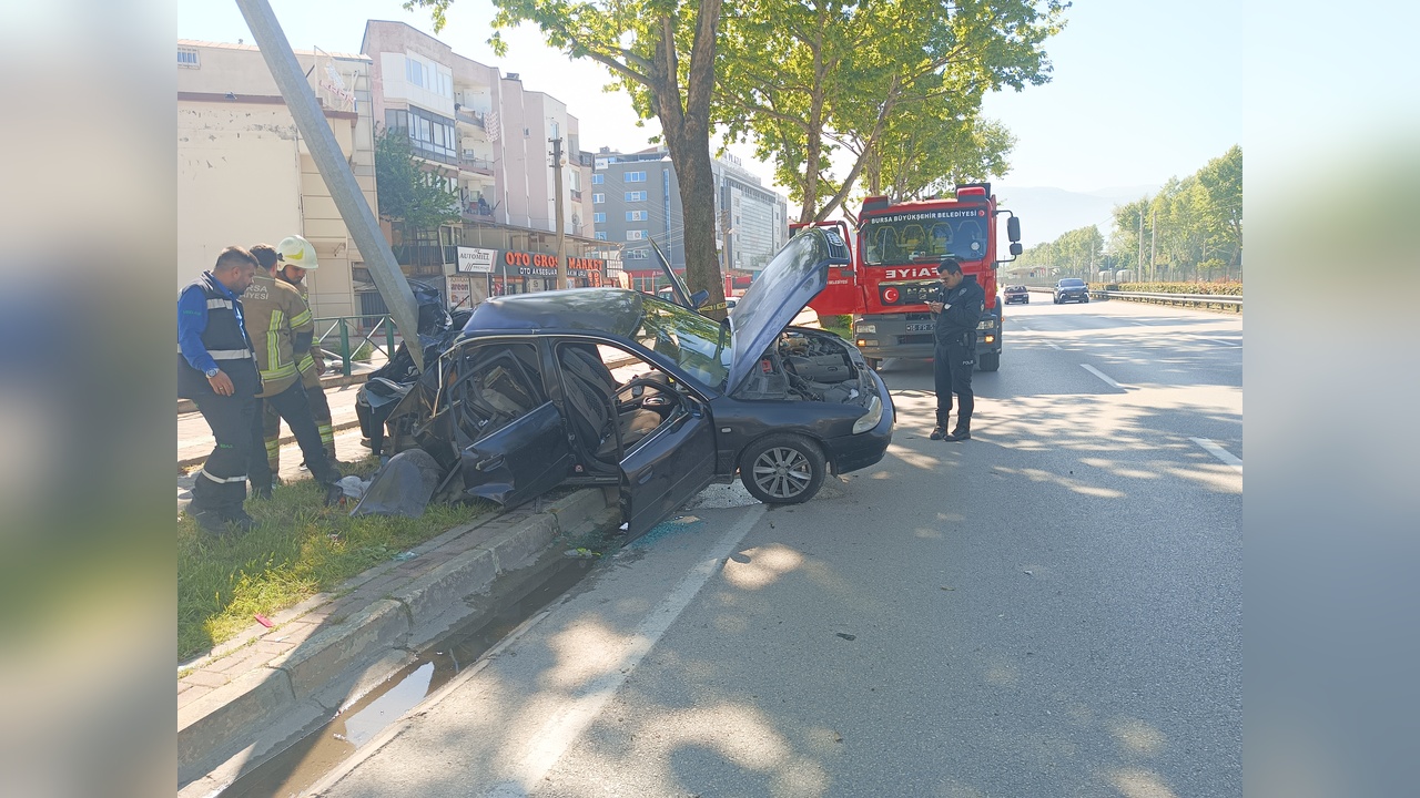 Bursa'da Otomobilin Aydınlatma Direğine Çarpması Sonucu 2 Kişi Yaralandı