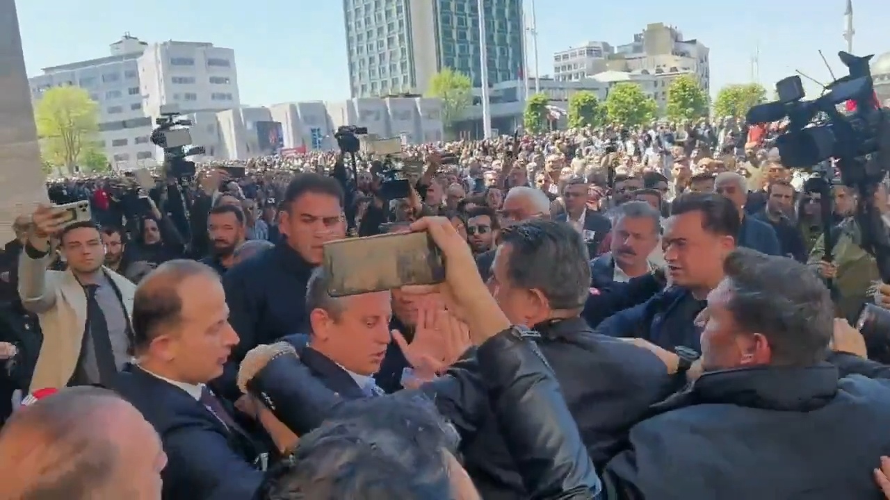 Özgür Özel'e Cenaze Töreni Çıkışında Yumruklu Saldırı Gerçekleşti