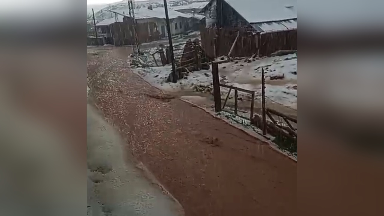Sivas'ta Yoğun Sağanak ve Dolu Yağışı Sele Yol Açtı