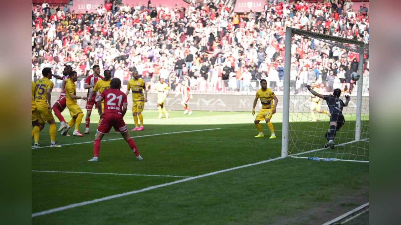 Samsunspor, Eyüpspor Karşısında İlk Yarıyı 1-0 Önde Tamamladı