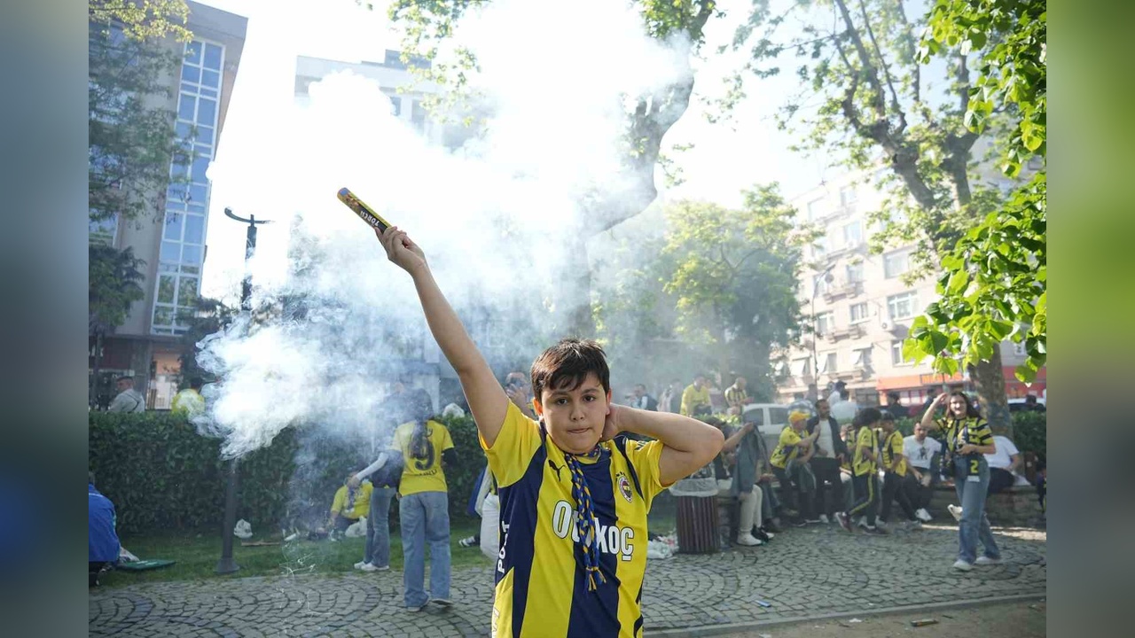 Fenerbahçe-Galatasaray Derbisi Öncesi Taraftarlar Stadyumu Doldurdu