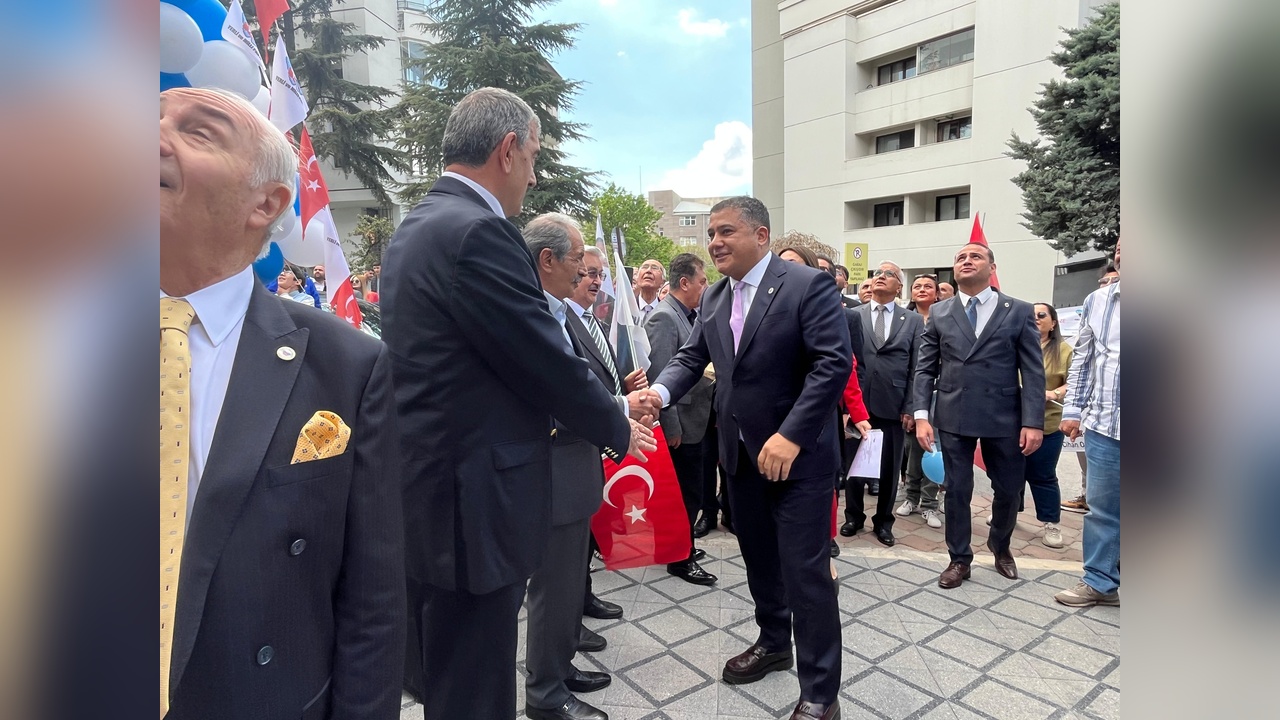 Yerli ve Milli Parti Genel Başkanı Mutlu'dan Özgür Özel'e Yapılan Şiddet Olayına Kınama