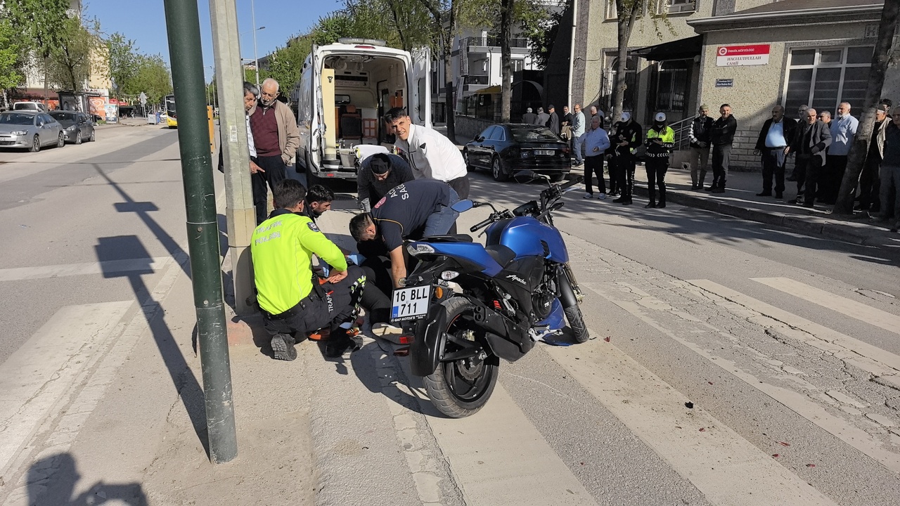 Yayaya Yol Vermek İçin Duran Otomobile Motosiklet Çarptı: İki Kişi Yaralandı
