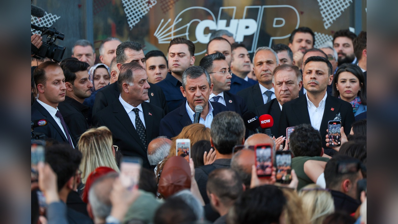 Özgür Özel CHP İstanbul İl Başkanlığı Önünde Açıklamalarda Bulundu