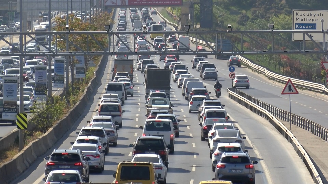 İstanbul'da Trafik Yoğunluğu Vatandaşları Zorluyor