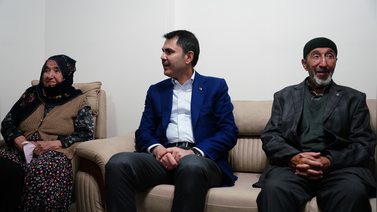 Bakan Kurum, Köy Evinde Sıcak Karşılama ile Ağırlandı