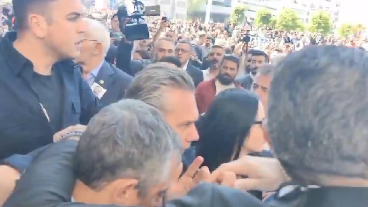 Özgür Özel'e Yönelik Saldırının Ardından Şüphelinin Emniyetteki İşlemleri Devam Ediyor
