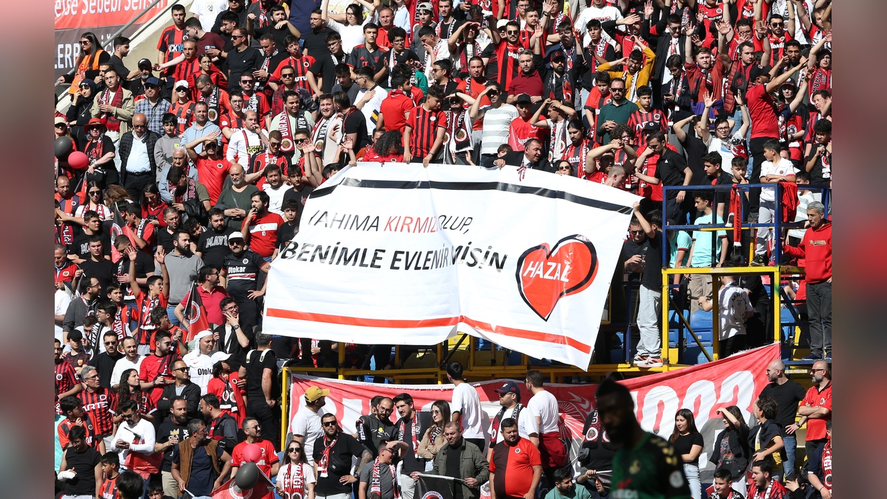 Gençlerbirliği Maçında Tribünde Unutulmaz Evlilik Teklifi