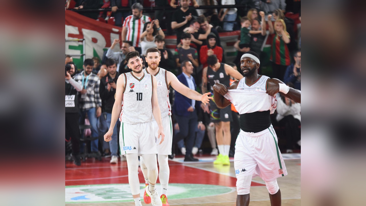 Karşıyaka, Fenerbahçe'nin Sahasında Kritik Maça Çıkıyor