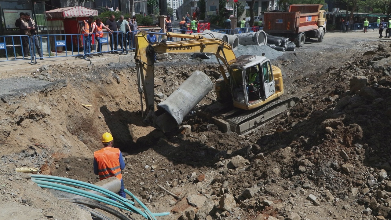 Sarıyer'deki Çöken Yolda Altyapı Çalışmaları Hız Kesmeden Devam Ediyor