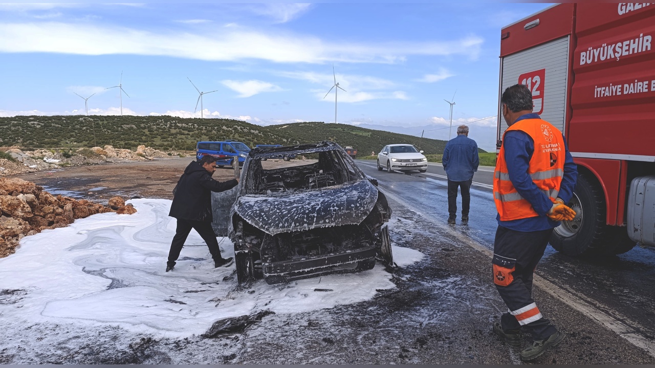 Seyir Halindeki Otomobil Aniden Alev Aldı ve Kül Oldu