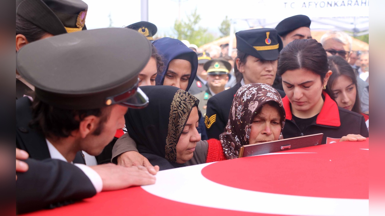 Afyonkarahisar Şehidini Gözyaşlarıyla Son Yolculuğuna Uğurladı
