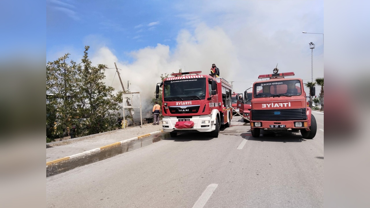 Balıkesir'de Kereste Deposundaki Yangın Atölyeye de Bulaştı