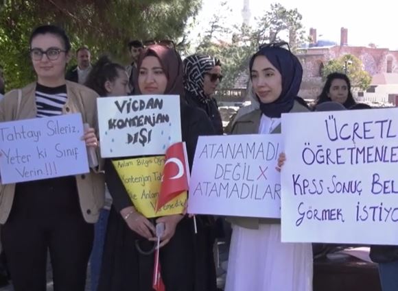 Atanamayan öğretmenler İstanbul İl Milli Eğitim Müdürlüğü önünde eylemde
