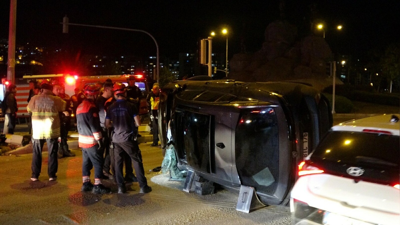 İzmir'de Takla Atan Otomobil Trafik Lambasına Çarptı: 1 Kişi Yaralandı