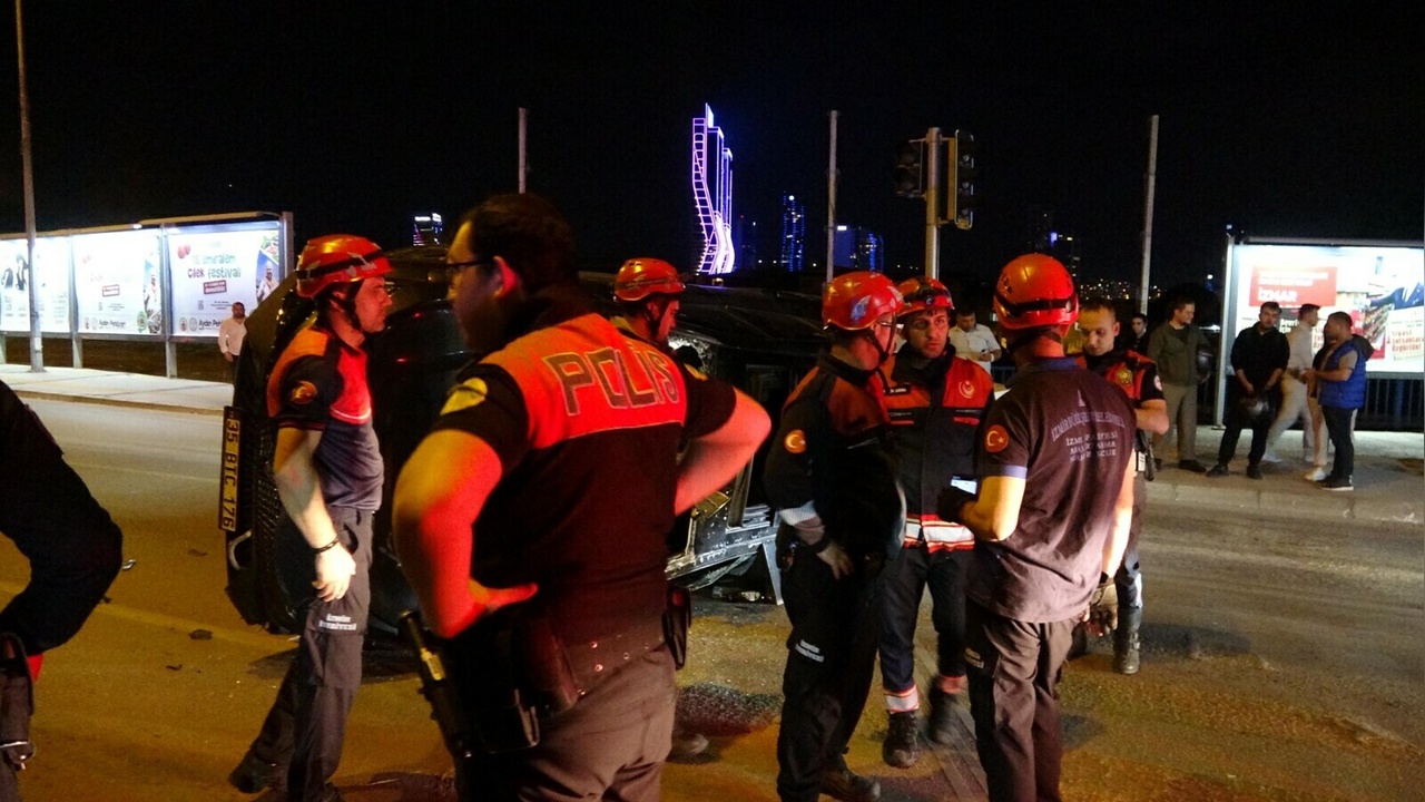 izmirde trafik kazasında otomobil takla attı