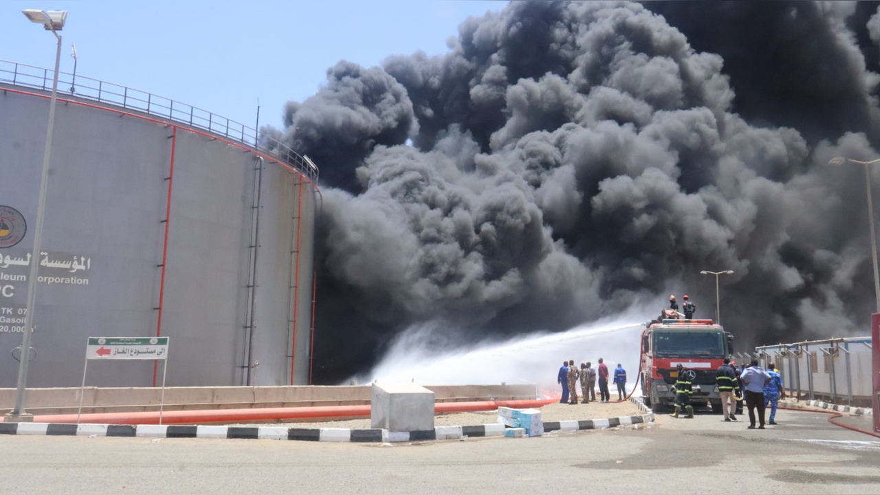 Port Sudan'da limanda çıkan yangına müdahale sürüyor