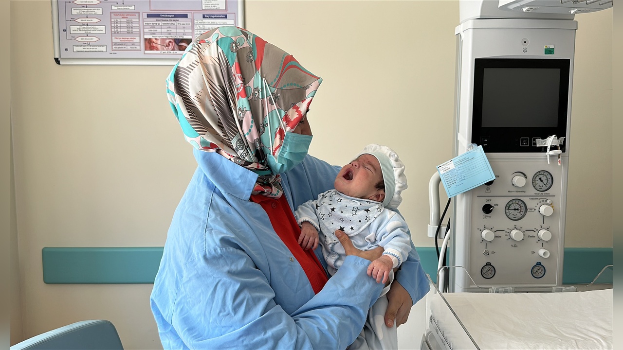 34 haftalık eymen bebeğin boynundan 445 gram tümör başarıyla çıkarıldı