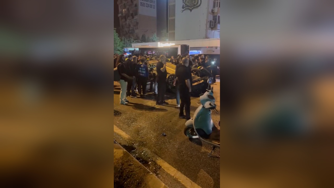 İstanbul'da Beşiktaş'ta alkollü sürücünün direğe çarpması sonucu 1 kişi öldü, 2 kişi yaralandı