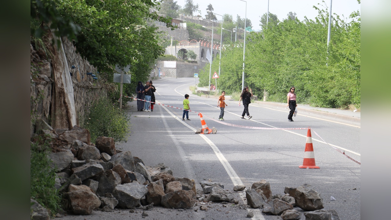 Diyarbakır'da yol kenarındaki istinat duvarında kısmi çökme meydana geldi