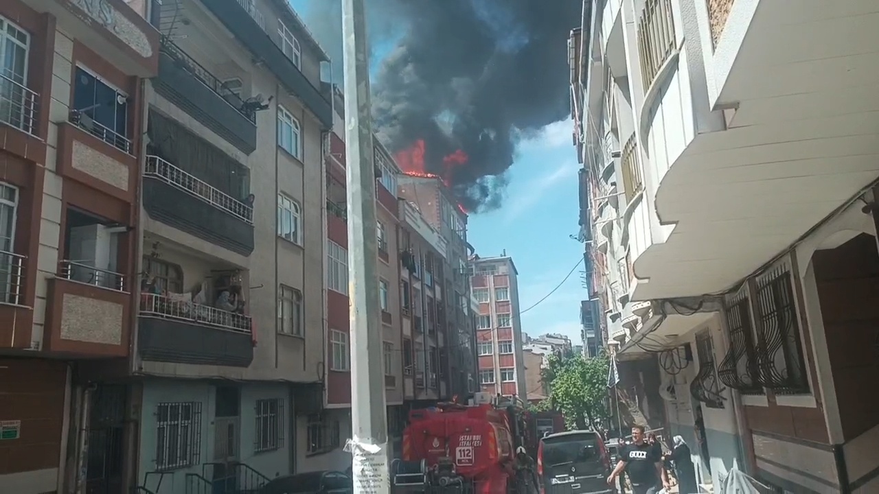İstanbul'da Küçükçekmece'de binanın çatı katında yangın çıktı