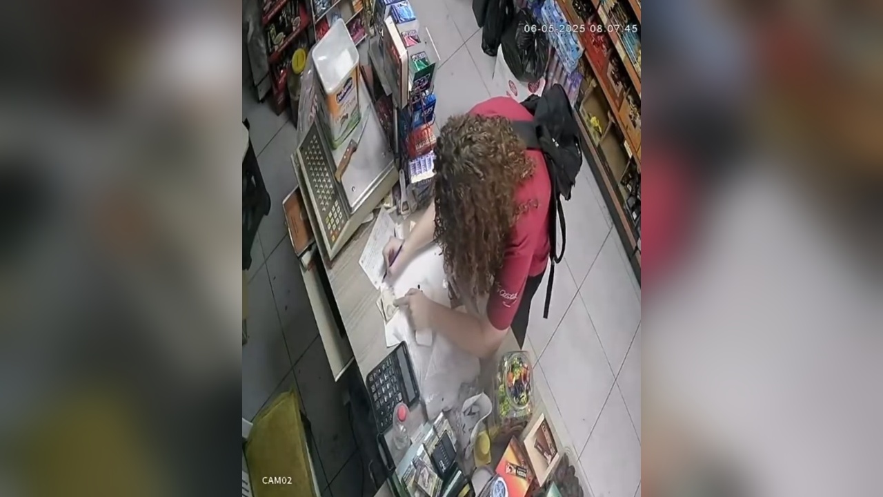 Market sahibini bulamayınca aldığı ürünlerin ücretini tezgaha bıraktı