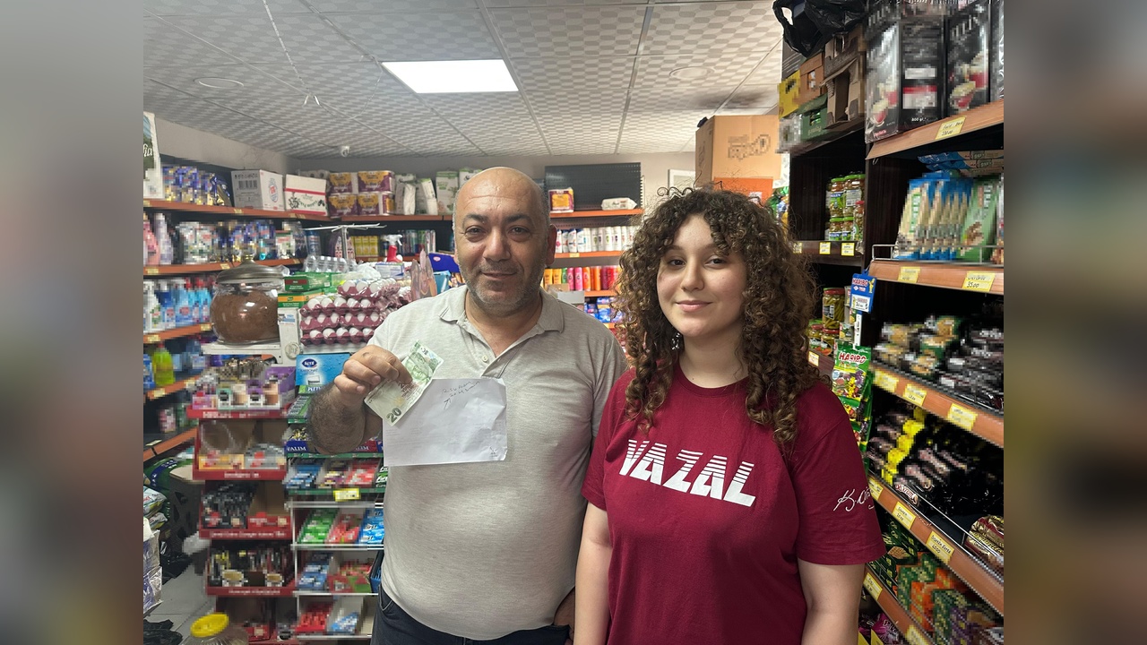 Market sahibini bulamayınca aldıklarının ücretini tezgaha bıraktı
