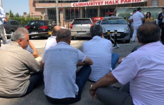 CHP’li muhaliflerden Genel Merkez önünde oturma eylemi